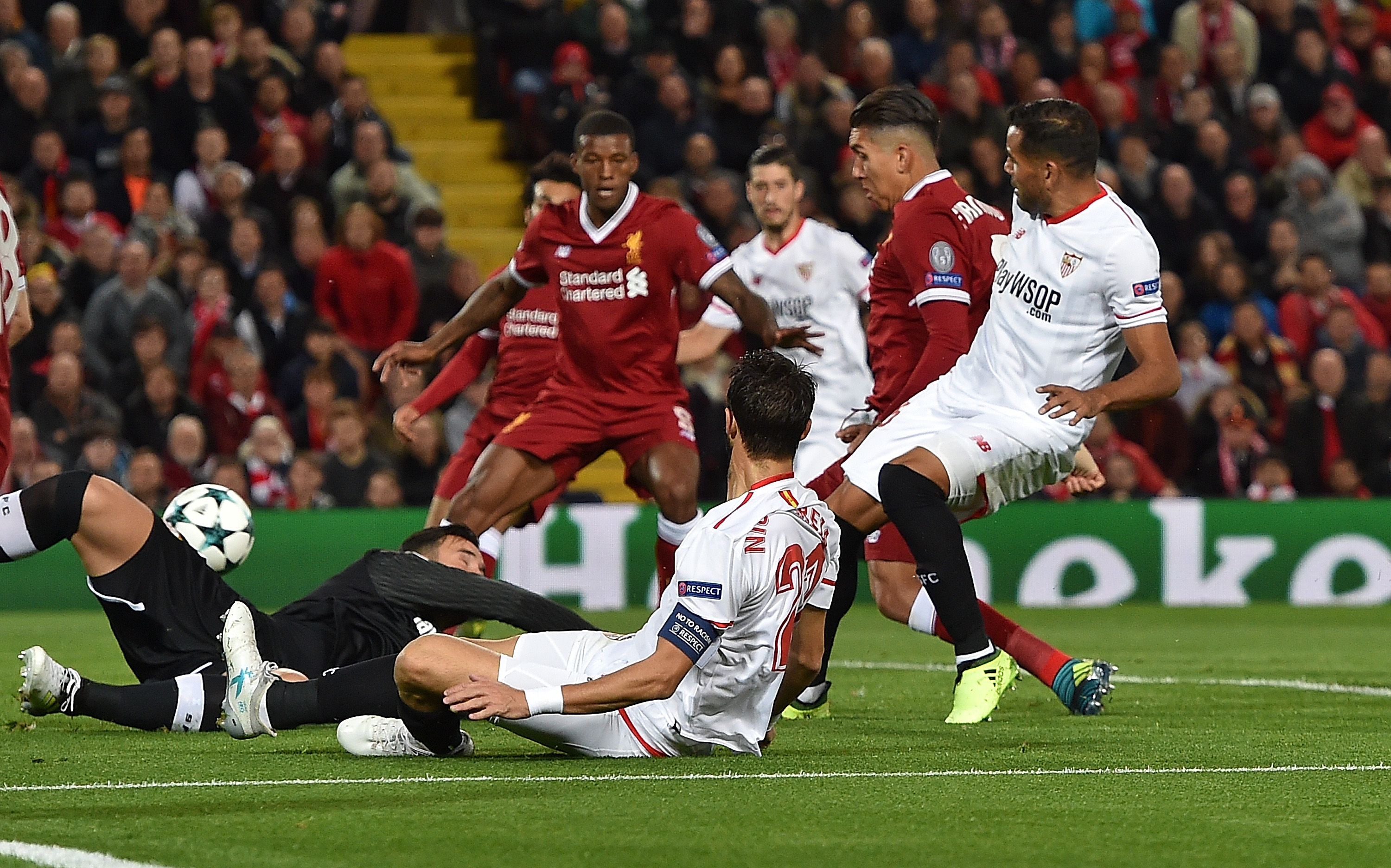 西班牙队在客场对阵希腊时赢得比赛