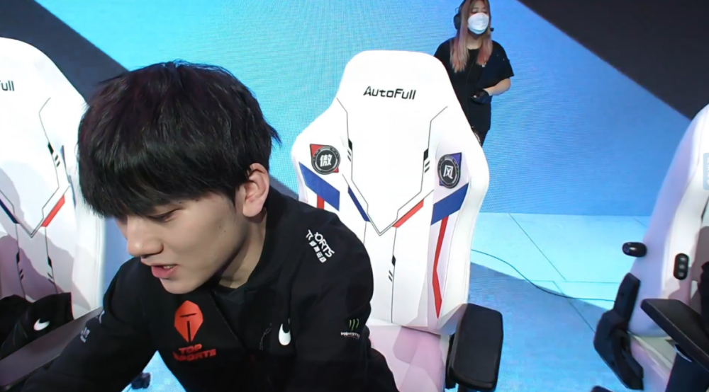 关于FPX血洗FLY，Elk打出惊人五杀强强对话八强赛，让粉丝疯狂欢呼的信息