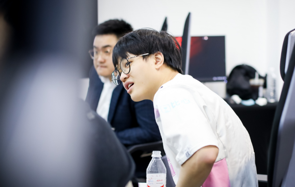 V5轻取LGD，Elk打出惊人五杀强强对话淘汰赛，引爆全场热议