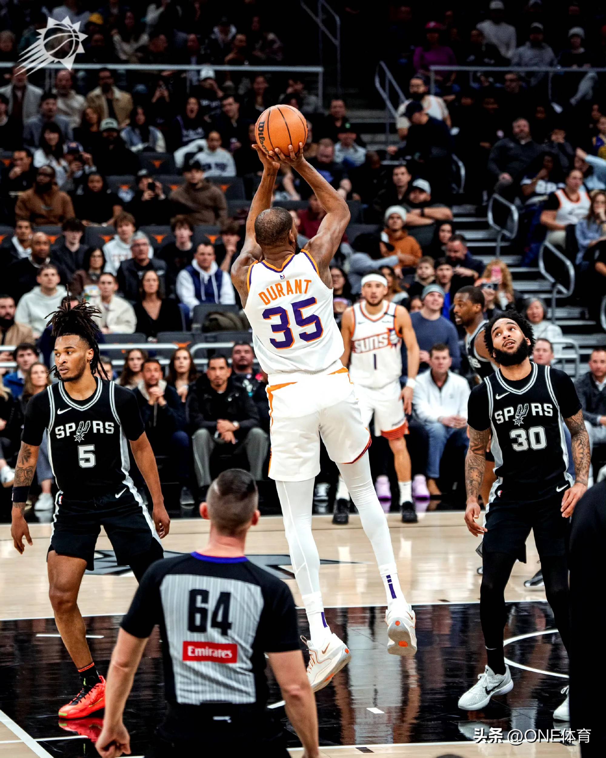 太阳客场击败篮网，布克砍下30+分