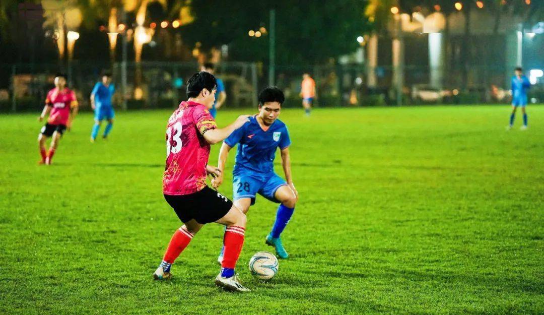 九游app下载-关于足球比赛热潮让人着迷，球员燃情拼搏的信息
