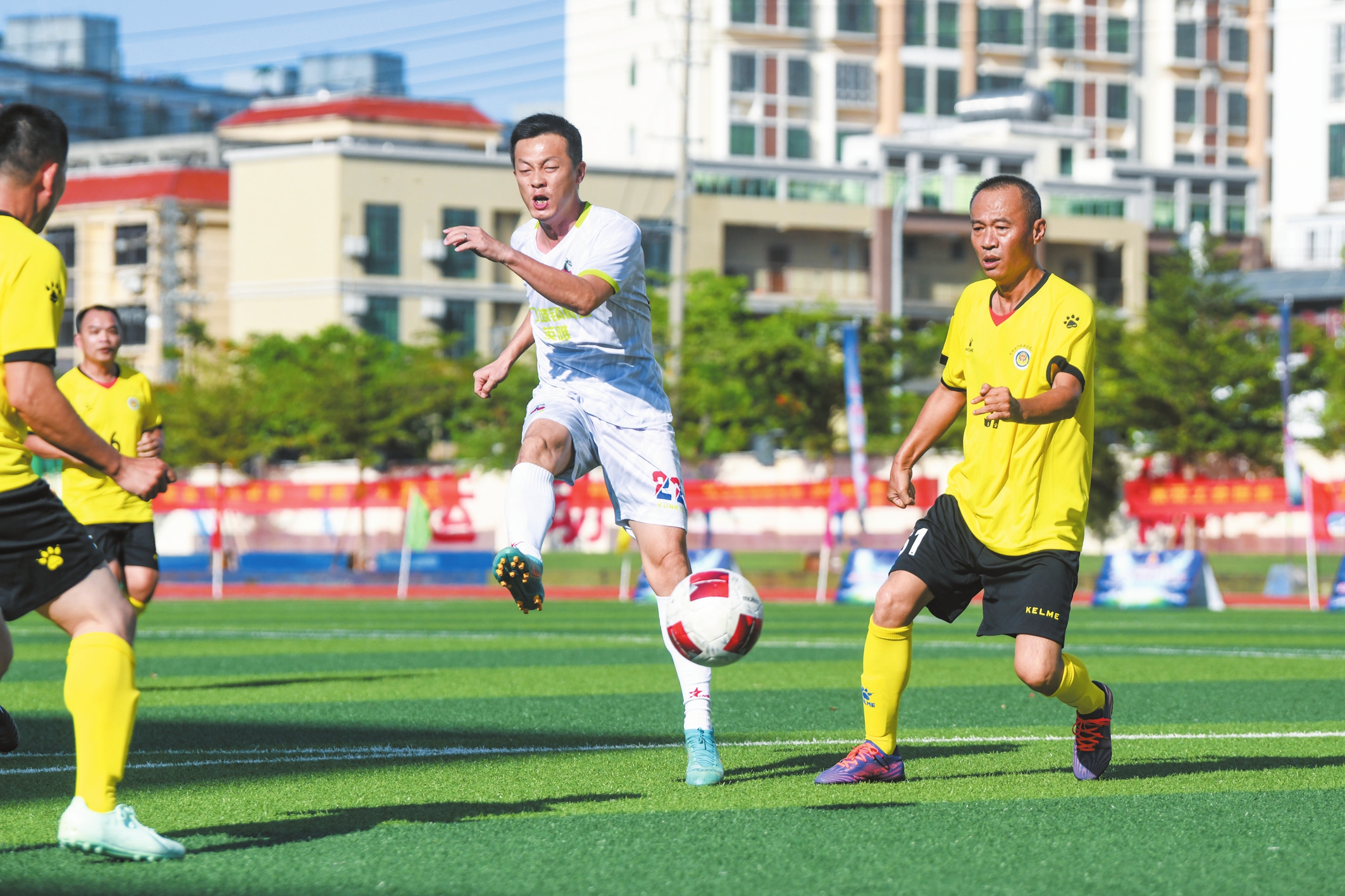 关于足球比赛热潮让人着迷，球员燃情拼搏的信息