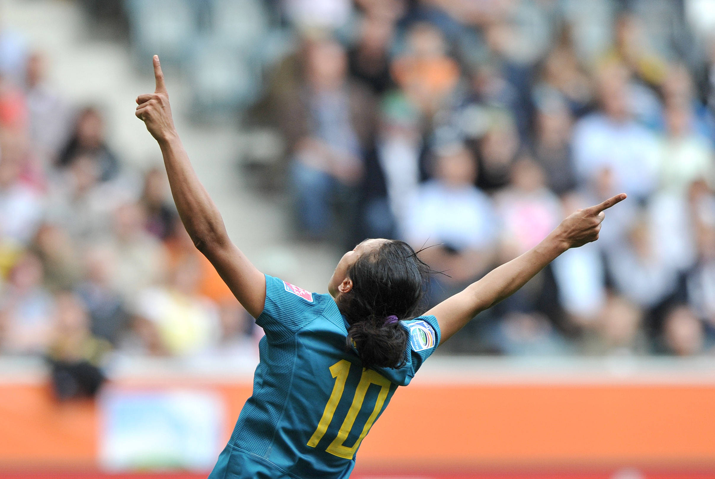 巴西女足队员单场独中三元，成为焦点