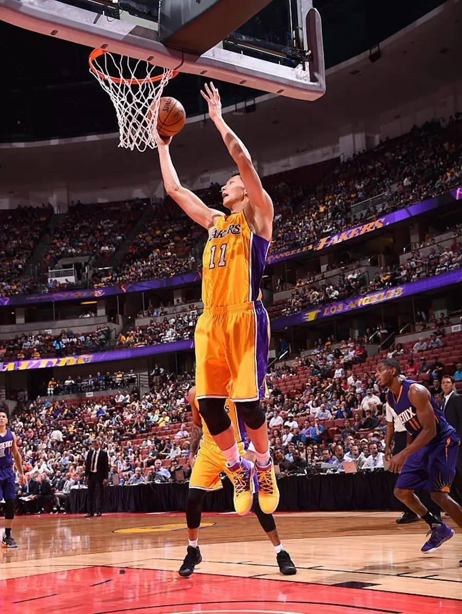 湖人完胜快船，易建联点燃赛场