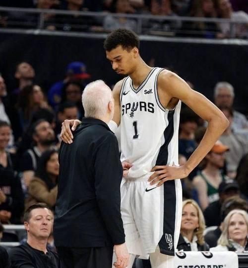 马刺碾压福建队，字母哥带队取胜